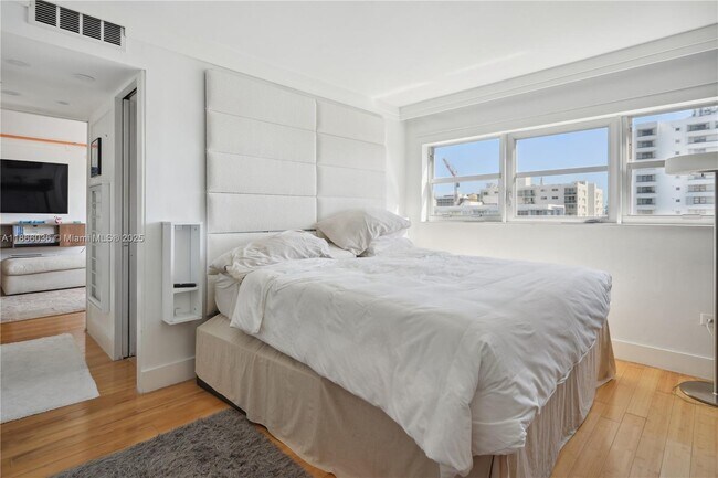 Building Photo - 1881 Washington Ave