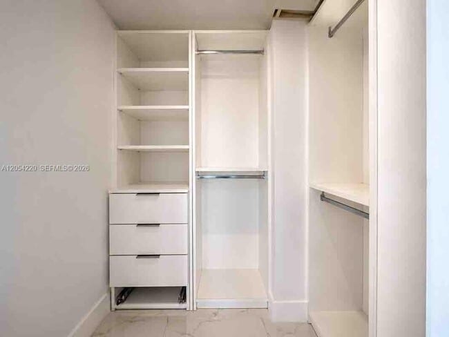 Building Photo - 500 Bayview Dr