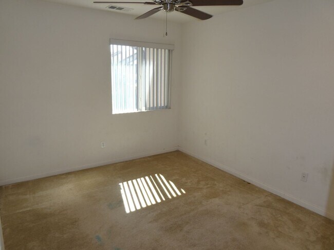 Building Photo - 3 Bedroom Ivy Lane Community Home in Moorp...