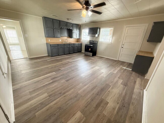 Building Photo - Updated 4 bedroom!