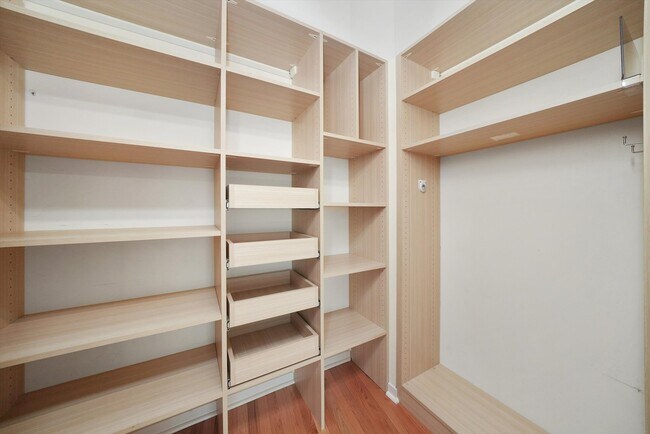 Building Photo - 1224 W Van Buren St