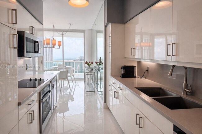 Building Photo - 16400 Collins Ave