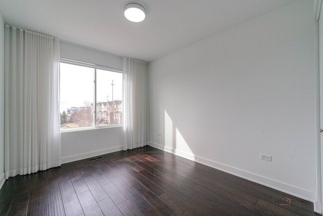 Building Photo - 667 W Hickory St