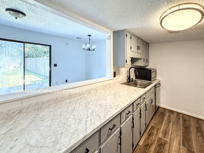 Building Photo - 2227 Cheshire Dr