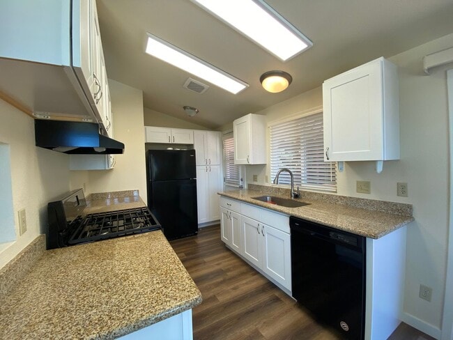 Building Photo - Private, Gated and Views -2 Bdm 2 Bath Gra...