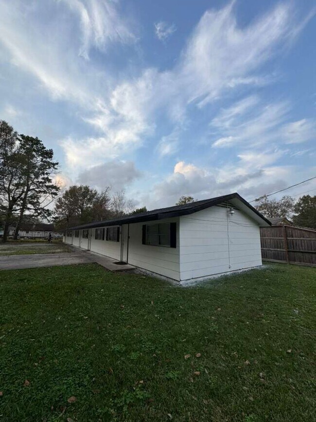 Building Photo - 116 6th Ave