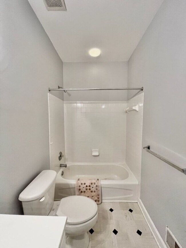 Building Photo - Spacious and bright 3 BR 3.5 BA TH with ga...