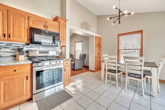 Building Photo - 2803 Sportsmans Dr