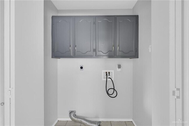 Building Photo - 18 Cassandra St