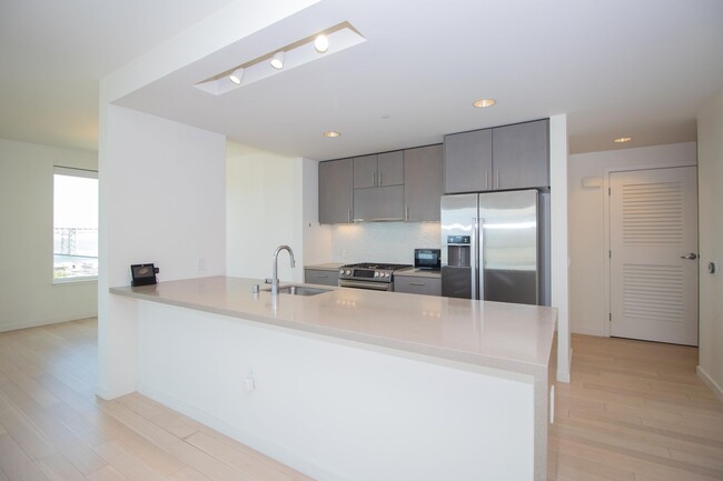 Building Photo - Luxurious 2BD/2BTH w/ Parking and Amazing ...