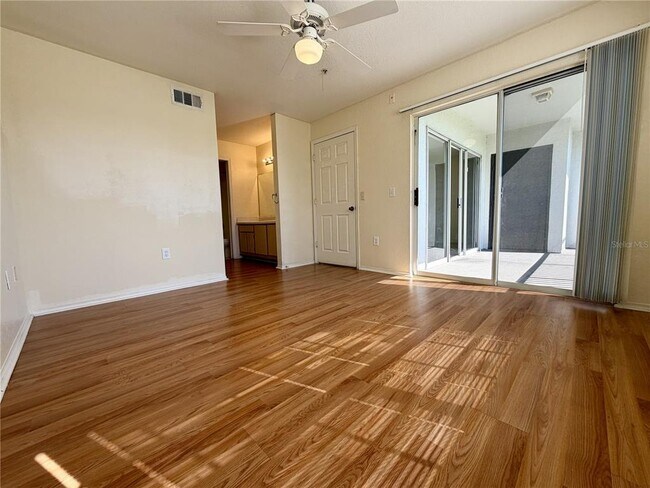 Building Photo - 13839 Fairway Island Dr