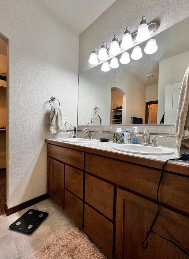 Building Photo - Elegant 3 Bedroom 2.5 Bathroom Home
