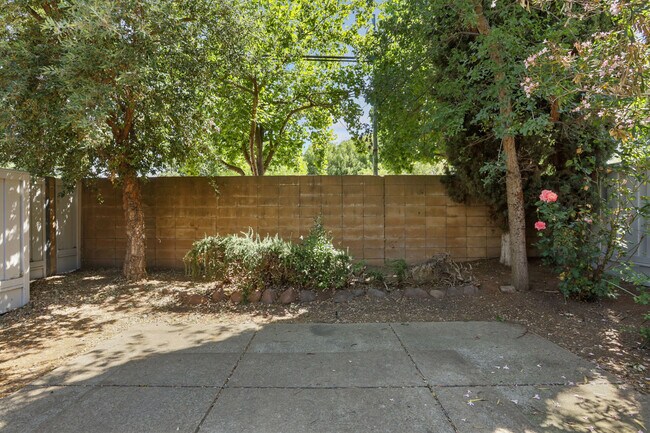 Building Photo - 562 La Corso Dr