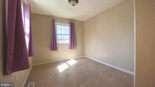 Building Photo - 204 Brecknock Terrace E