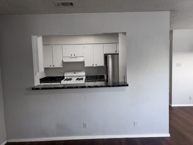 Building Photo - Affordable 2/2 in great location off of N Lamar.