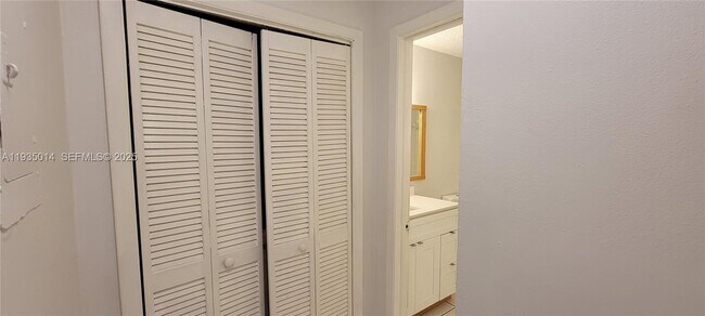 Building Photo - 4621 SW 33rd Ave