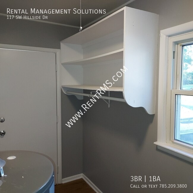 Building Photo - 117 SW Hillside Dr