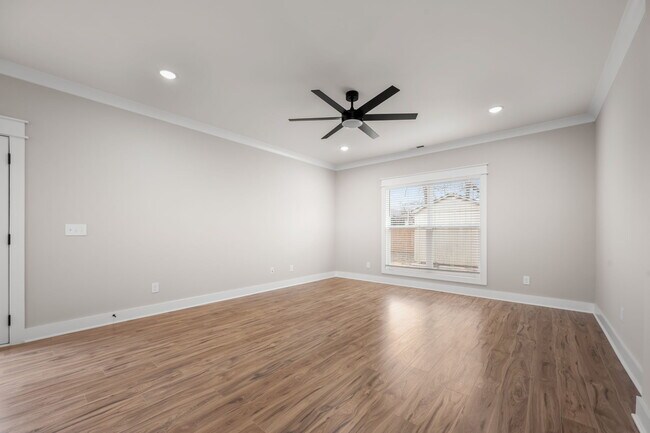 Building Photo - 454 E State St