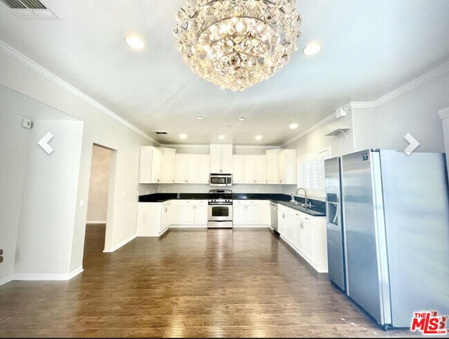 Building Photo - 909 S Gramercy Pl