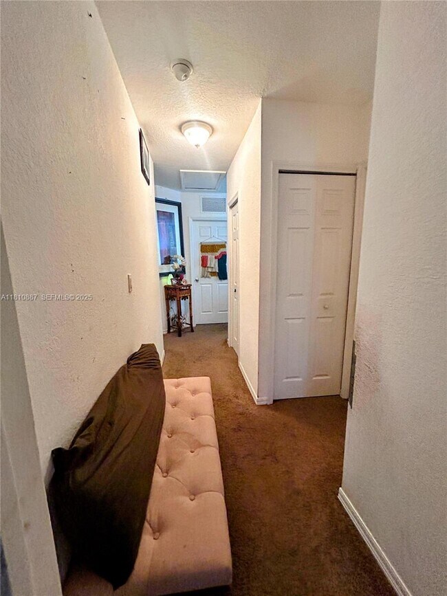 Building Photo - 972 SW 6th Ave