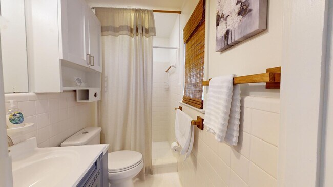 Building Photo - Super Cute One Level Home 1 mile from Toom...