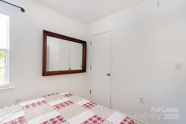 Building Photo - 817 E 17th St