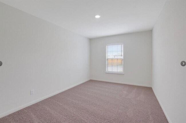 Building Photo - 301 Crescent Park Dr