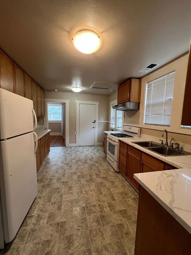 Building Photo - Come check out this Lovely home located in...