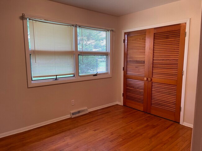 Building Photo - 102 Oaklawn Cir