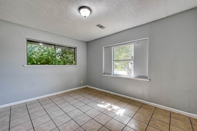 Building Photo - 10613 Buffum St