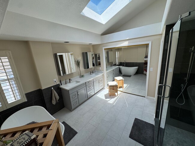 Building Photo - 5 bed 3 bath Gated Community in Union City...