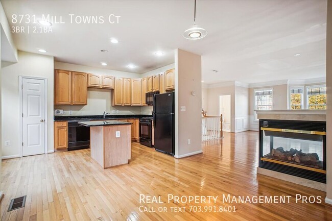 Building Photo - Bright & Spacious End-Unit Townhome – Perf...