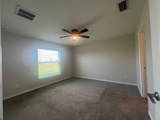 Building Photo - **INQUIRE ABOUT SPECIAL*** 3 bedroom/ 2 bath in NE Cape Coral- Gator CIrcle - Available Now