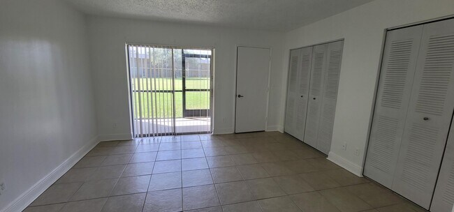 Building Photo - 1604 Meadows Cir W