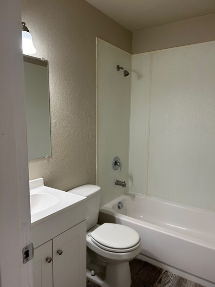 Bathroom - 4311 Lashelle Ave