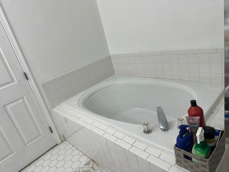 Building Photo - 403 Harvest Ln