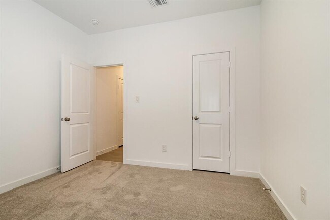 Building Photo - 1912 Ponderosa Pne Ln