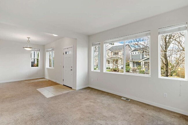 Building Photo - Enjoy this immaculate home in a park-like setting showcasing the beauty of the Issaquah Highland ...