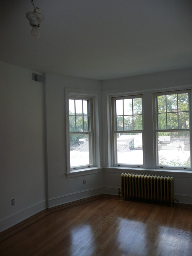 Building Photo - 315 S 46th St