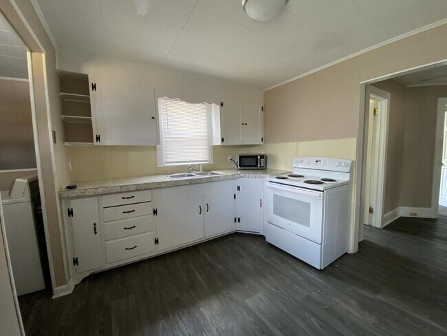 Building Photo - Cute two bedroom house in quiet neighborhood