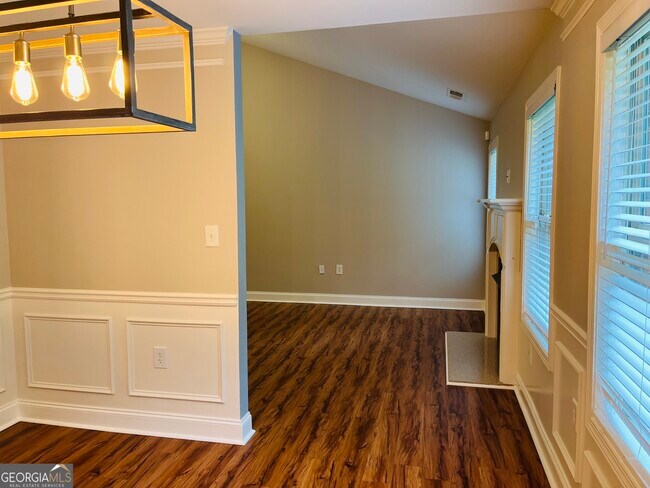Building Photo - 5750 Crest Hill Dr NE