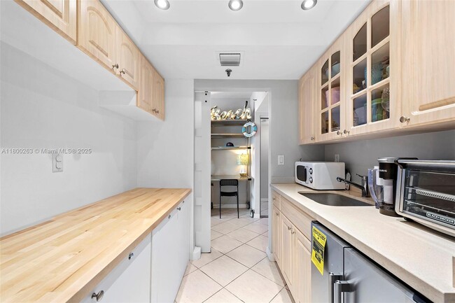 Building Photo - 520 Brickell Key Dr