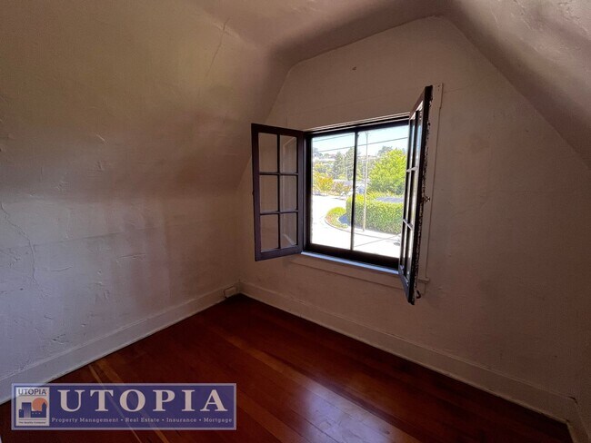 Building Photo - Charming 3 Bedroom, 1.5 Bathroom close to ...