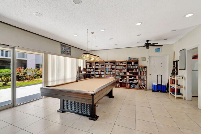 Building Photo - 1502 S Lakeside Dr