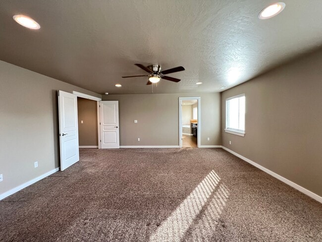 Building Photo - West Richland Home On 0.32 Acres