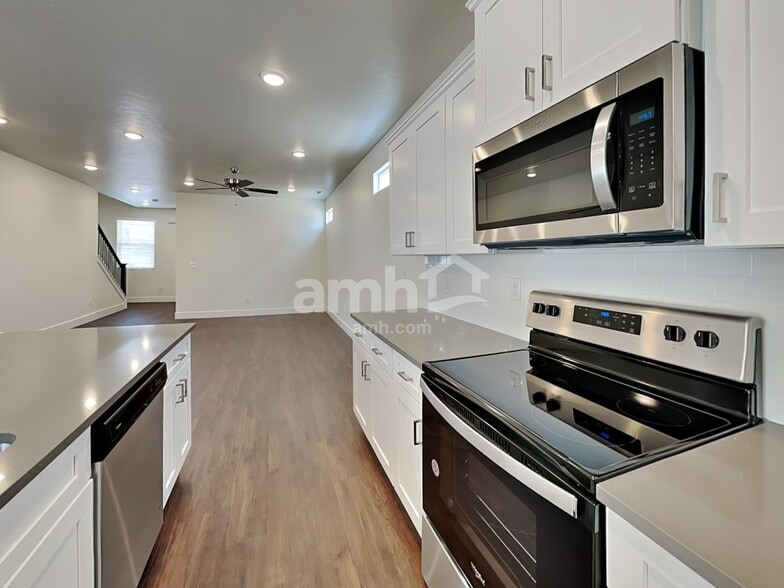 Building Photo - 886 N Rivermist Pl