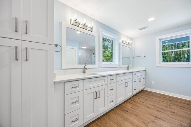 Building Photo - Newly Remodeled Beachside Home – Walk to the Ocean