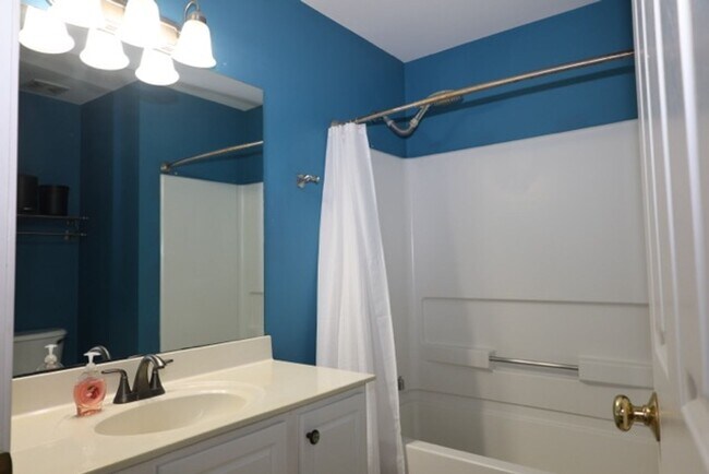 Building Photo - 3 Bedroom Townhome in the Heart of Dulth