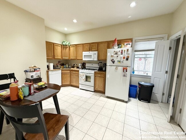 Building Photo - Nice and Spacious 2BR in Fort Hill!