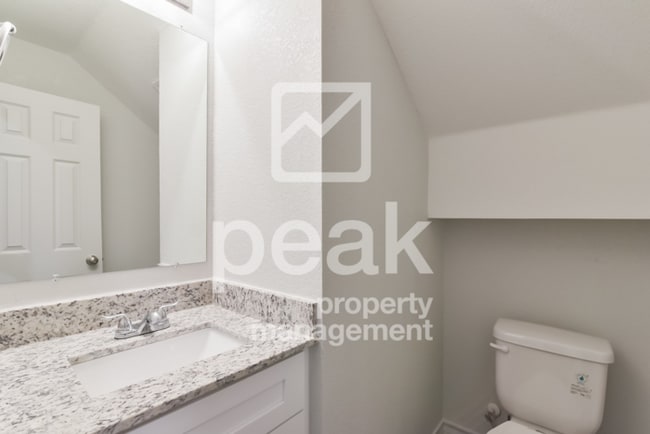 Building Photo - $1499! 2Bed/1.5bath Duplex Available for R...